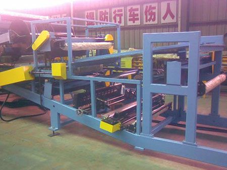 Insulating material feeding unit