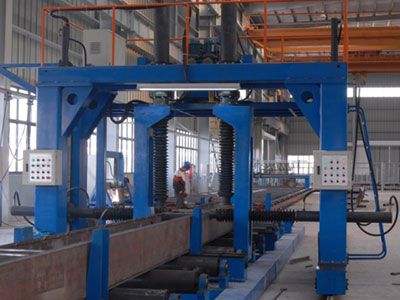 Box shaped column assembling machine